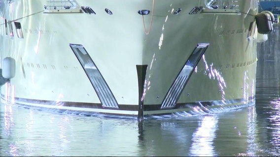 Die Luxusyacht "Dilbar" verlässt den Hamburger Hafen. © Screenshot 