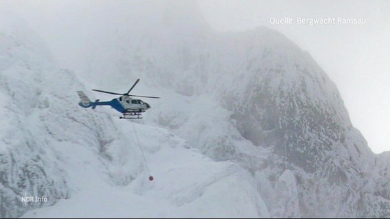 Mit Hubschraubern wird in den Bergen nach einem Vermissten gesucht. © Screenshot 