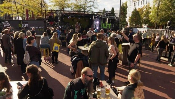 Menschen auf dem Reeperbahnfestival. © Screenshot 