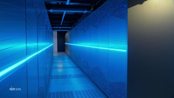 Blick in einen blau beleuchteten Gang eines Supercomputers. © Screenshot 