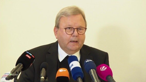 Der Bischof Bode bei einer Pressekonferenz. © Screenshot 