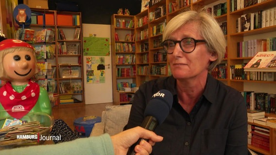 Christiane Hoffmeister im Bücherladen im Interview © Screenshot 