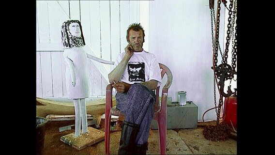 Heinz Mewius sitzt in seiner Werkstatt. © Screenshot 