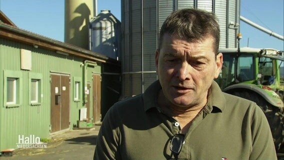 Landwirt Carsten Ameling vor einem größeren Silo auf einem Bauernhof im Gespräch © Screenshot 