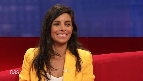 Moderatorin und Schauspielerin Collien Ulmen-Fernandes zu Gast auf dem Roten Sofa © Screenshot 