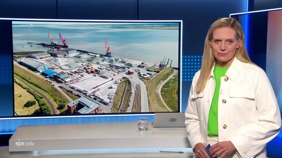 Juliane Möcklinghoff moderiert NDR Info 14:00. © Screenshot 