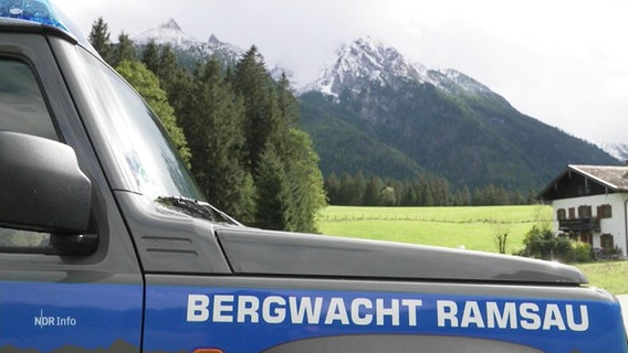 Ein Auto der Bergwacht Ramsau, im Hintergrund Gebirge. © Screenshot 