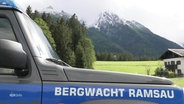 Ein Auto der Bergwacht Ramsau, im Hintergrund Gebirge. © Screenshot 