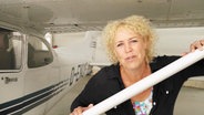 Friederike Witthuhn auf einem Flugplatz. © Screenshot 