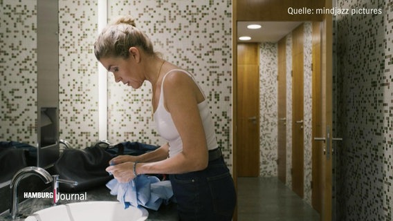Standbild aus dem Film "Mutter": Schauspielerin Anke Engelke wäscht ein Hemd in einem Badezimmer im Waschbecken. © Screenshot 