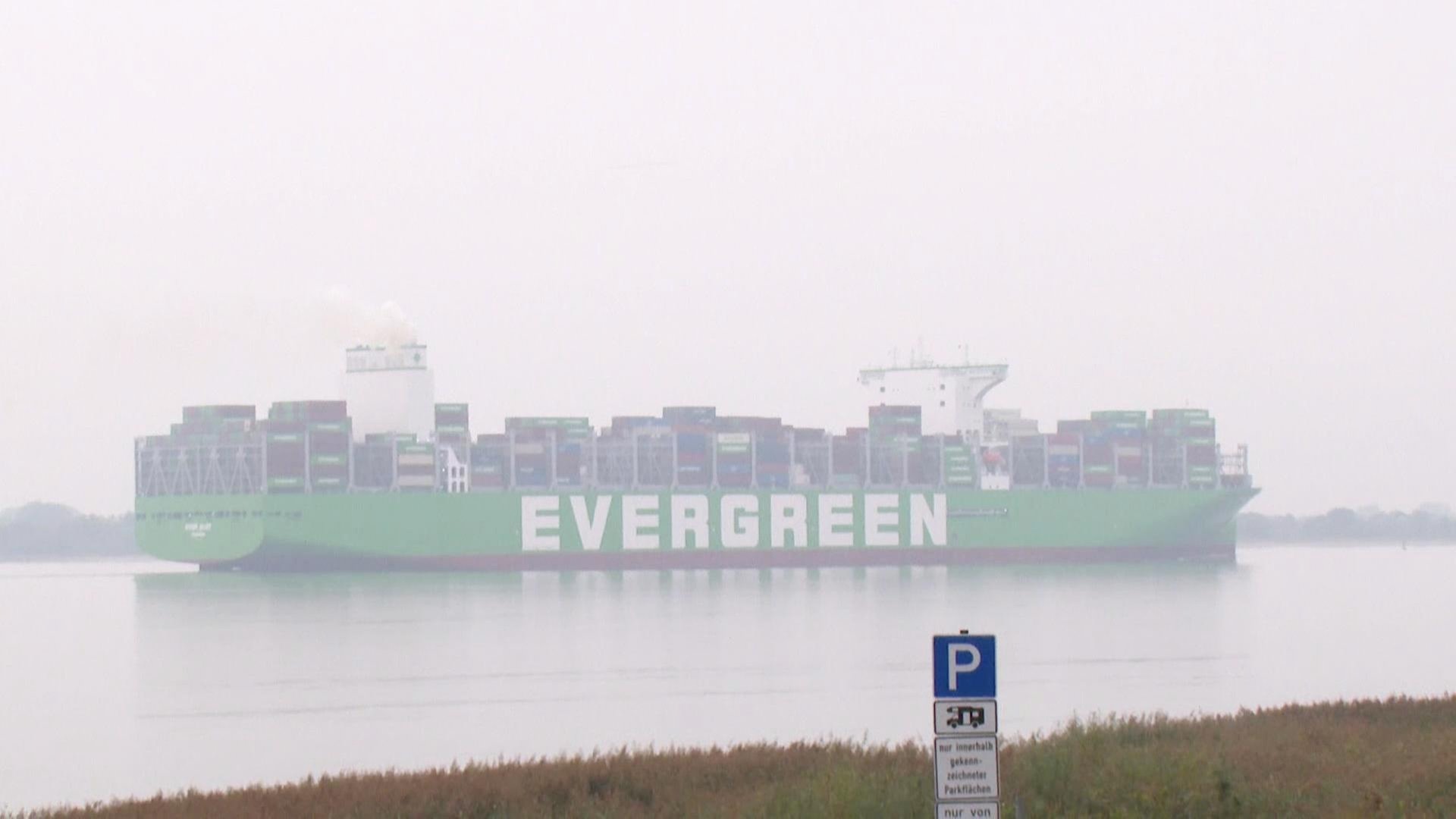 Größtes Containerschiff der Welt hat Hamburg wieder verlassen