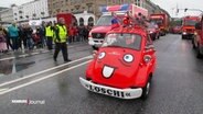 "Löschi", ein kleines Feuerwehrmobil fährt über den Jungfernstieg. © Screenshot 