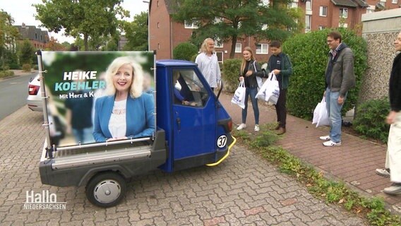 Das Wahlkampf-Team von Heike Koehler mit einem Wahl-Mobil mit dem Bild der Kandidatin © Screenshot 