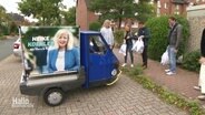 Das Wahlkampf-Team von Heike Koehler mit einem Wahl-Mobil mit dem Bild der Kandidatin © Screenshot 
