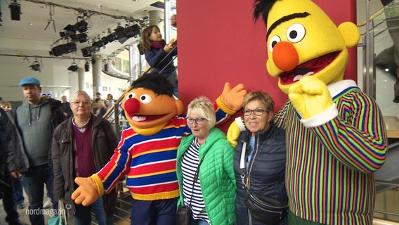 Ernie und Bert begrüßen Besucher bei 30 Jahre NDR in MV. © Screenshot 