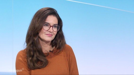 NDR Reporterin Franziska Amler im Gespräch. © Screenshot 