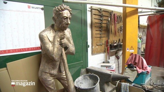 Eine Statue in einer Werkstatt. © Screenshot 