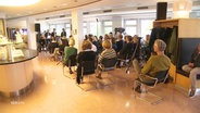 Eine Veranstaltung mit vielen Zuhörern in Räumen des NDR. © Screenshot 