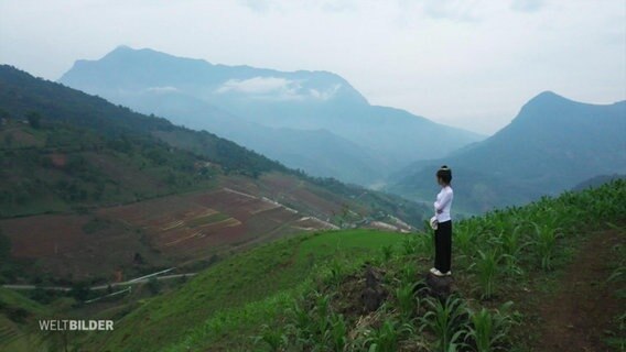 Die Vietnamesin Lan vor einer Berglandschaft in China © Screenshot 
