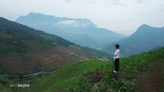 Die Vietnamesin Lan vor einer Berglandschaft in China © Screenshot 