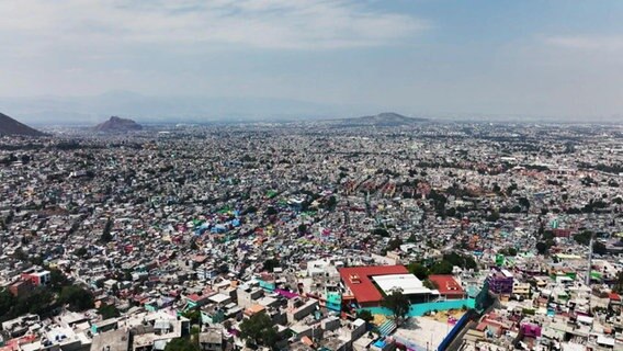 Mexiko-Stadt aus der Vogelperspektive. © Screenshot 