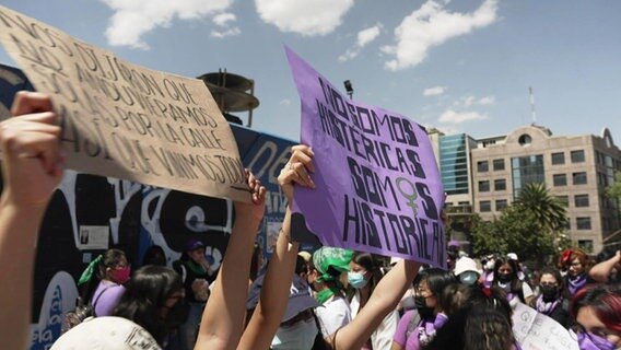 Eine feministische Demonstration in Mexiko. © Screenshot 