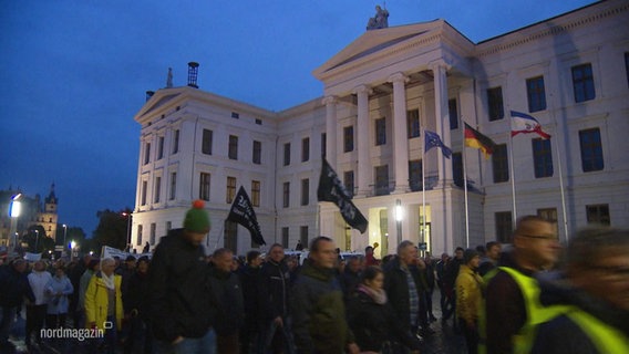 Menschen protestieren in Schwerin © Screenshot 