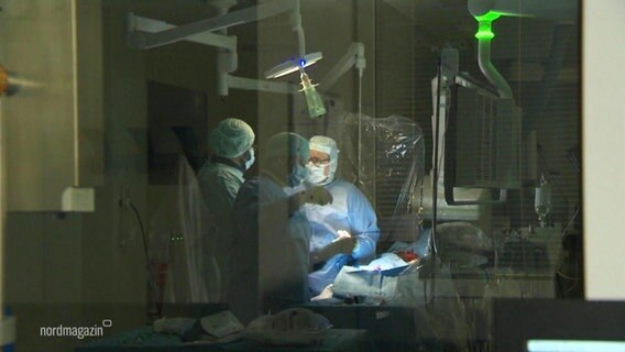 Krankenhauspersonal in einem OP-Saal © Screenshot 