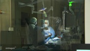 Krankenhauspersonal in einem OP-Saal © Screenshot 