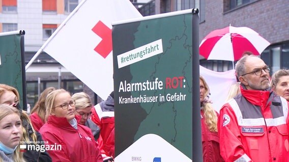 Protestierende vor einem Krankenhaus. © Screenshot 