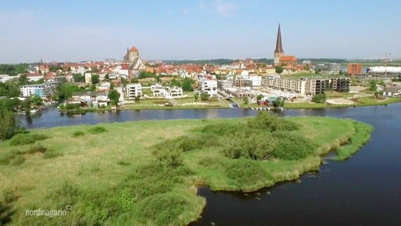 Eine Stadt aus der Luft betrachtet. © Screenshot 