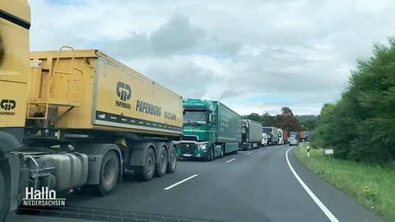 LKW's stehen auf der Autobahn. © Screenshot 