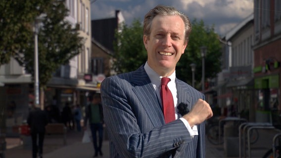 Niels Holst als Energiesparcoach im Auftrag der Bundesregierung. © NDR 