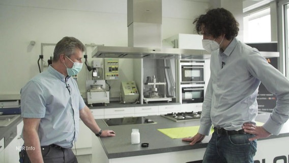 Zwei Männer stehen in einem Labor. © Screenshot 