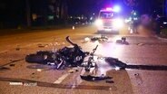Ein zerstörtes Motorrad auf einer Straße. © Screenshot 