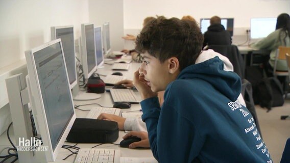 Schüler vorm Computer. © Screenshot 