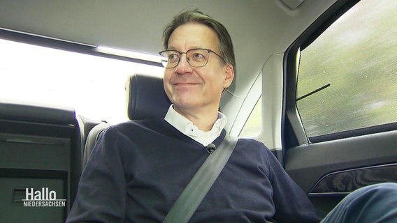 Stefan Birkner im Auto. © Screenshot 