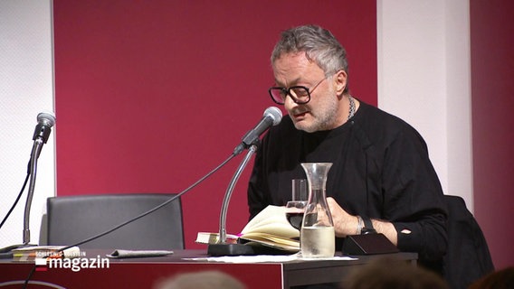 Feridun Zaimoglu liest in Kiel aus neuem Roman "Bewältigung". © Screenshot 