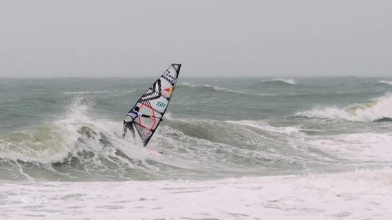 Ein/e Windsurfer/in in den Wellen. © Screenshot 