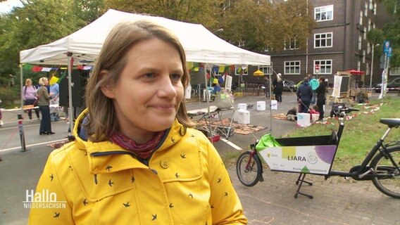 Die grüne Spitzenkandidatin Julia Willie macht Straßenwahlkampf in Hannover. © Screenshot 