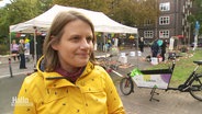 Die grüne Spitzenkandidatin Julia Willie macht Straßenwahlkampf in Hannover. © Screenshot 