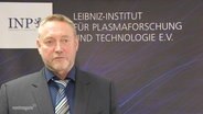 Prof. Dr. Klaus-Dieter Weltmann vom Leibniz Institut für Plasmaforschung gibt ein Interview. © Screenshot 