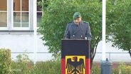 Ein Bundeswehr-Würdenträger hält eine Rede. © Screenshot 