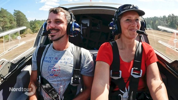 Peter Jagla beim Start mit einer Pilotin im Cockpit einer Propeller-Maschine. © Screenshot 