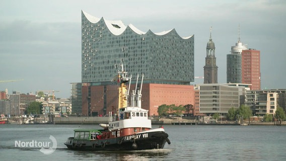 Schlepper "Fairplay VIII" auf der Elbe. Im Hintergrund die Elbphilharmonie. © Screenshot 