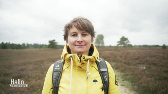 Sabrina Helms in wetterfester Kleidung auf dem Wanderweg. © Screenshot 