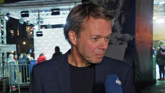 El director y escritor Hans Christian Schmidt en la alfombra roja del estreno mundial de su película "creo que somos los otros" ©Captura de pantalla 