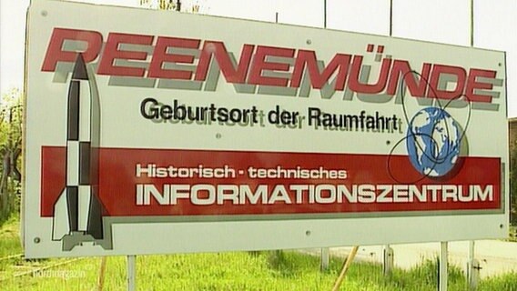 Ein Schild bewirbt Peenemünde als Geburtsort der Raumfahrt © Screenshot 