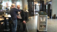 Der Service-Roboter Jeeves, unterwegs in einer Hotel-Lobby © Screenshot 