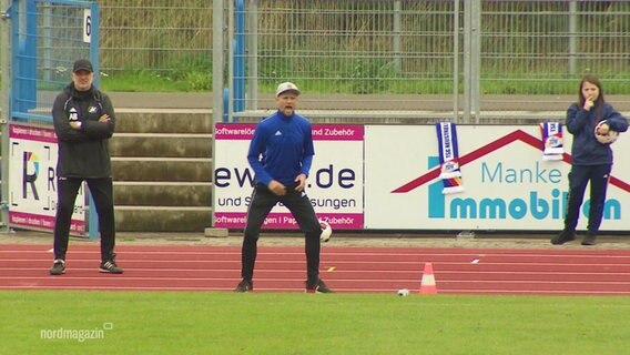 Fußballtrainer Thomas Franke feuert sein Team an © Screenshot 
